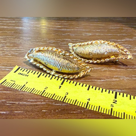 Hattie Carnegie Vintage and Signed Gold Tone Clear Rhinestone Clip Earrings - Picture 5 of 6